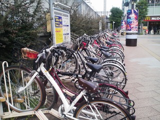 結構まともな自転車も止まって ...